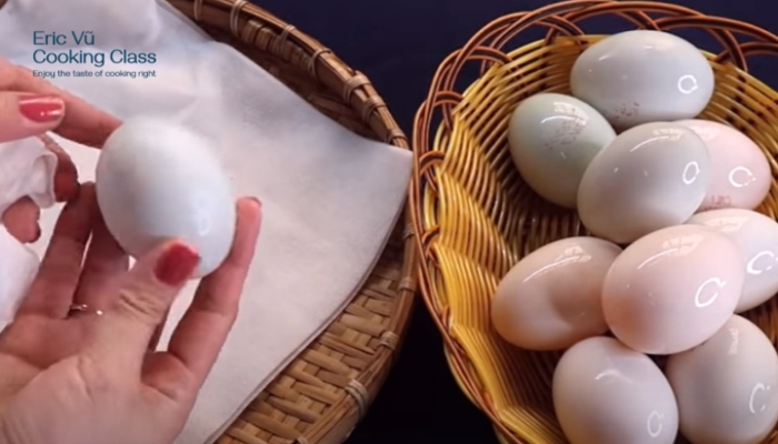 Cách chọn mua trứng muối chất lượng